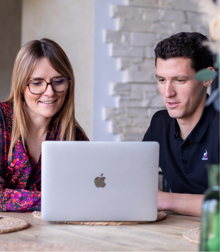 deux personnes regardent un ordinateur