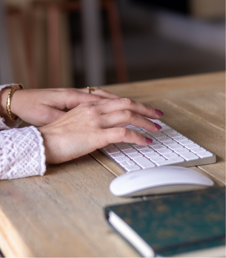 main sur clavier ordinateur