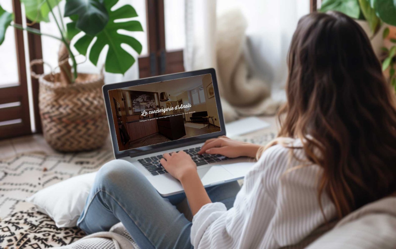femme ordinateur portable sur les genoux