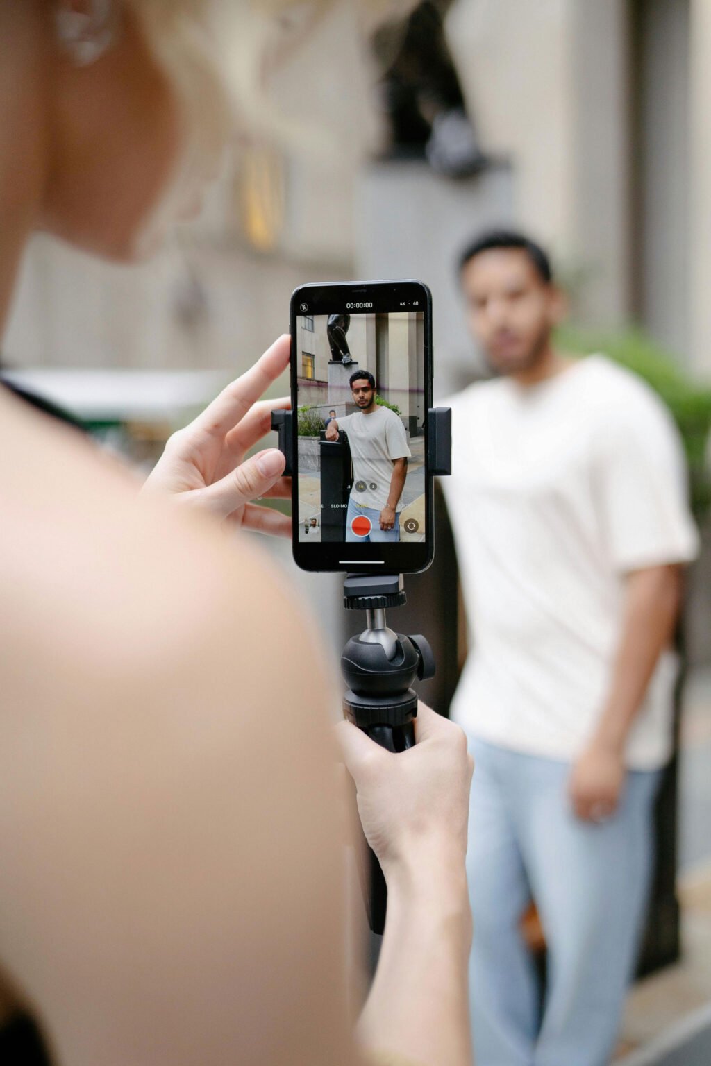 personne en train de filmer avec son smartphone
