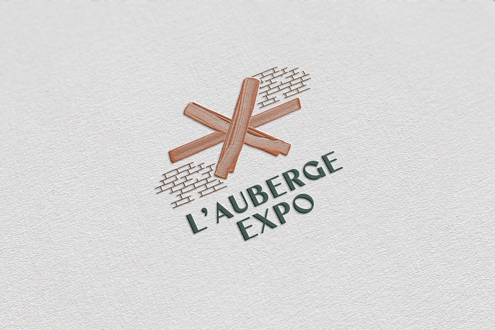 Mockup du logo de l'Auberge Expo sur un papier texturé, dans les tons vert et rouge brique.